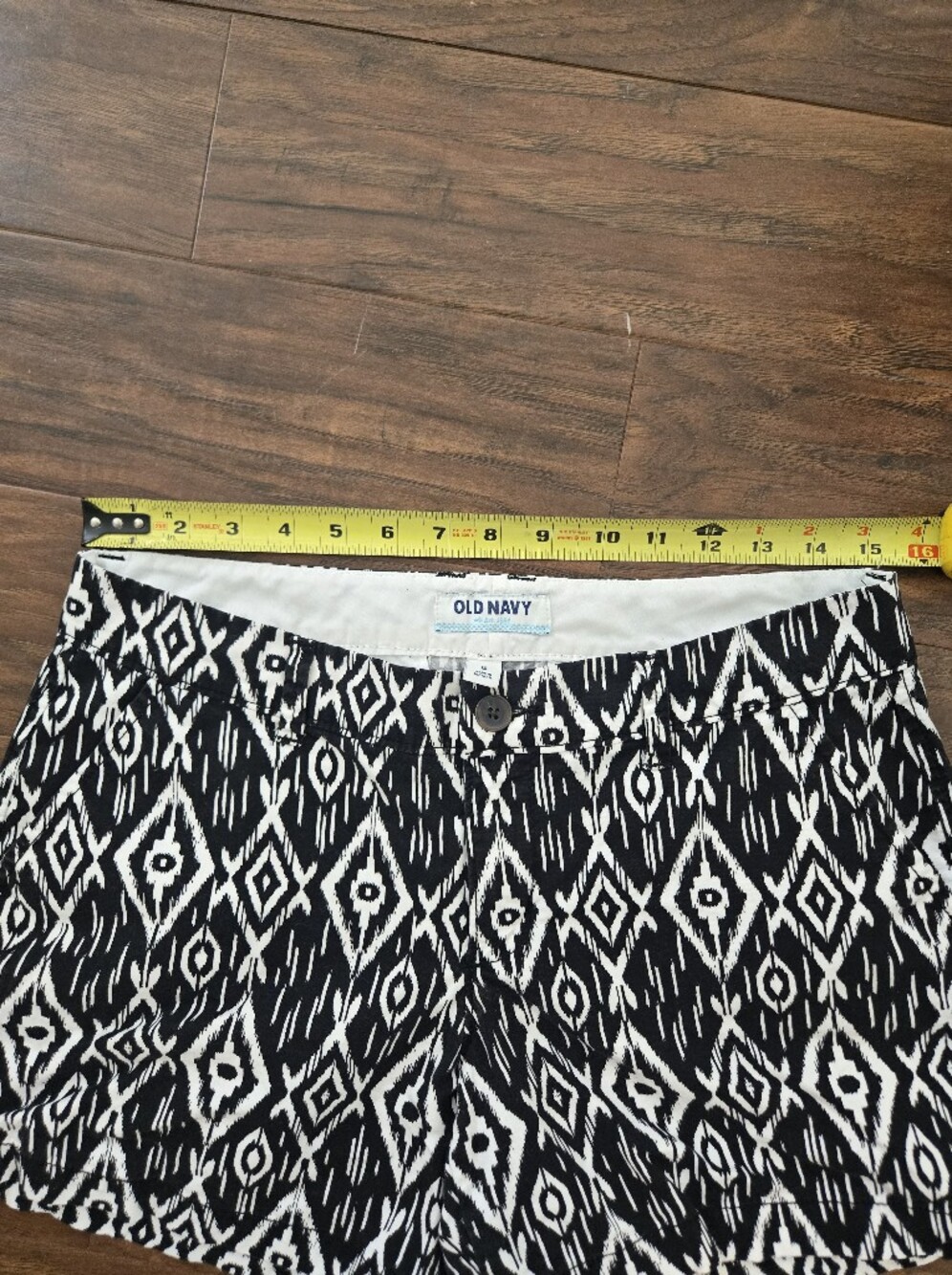 Old Navy Black and White Geometric Print Shorts - Picture 4 of 6